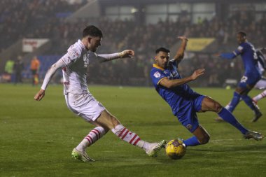 Barnsley 'den Corey O' Keeffe, 13 Şubat 202 'de Croud Meadow, Shrewsbury, İngiltere' de oynanan Sky Bet 1 karşılaşmasında topu geçti.