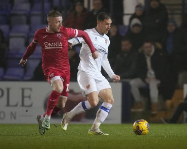 Morecambe 'den Joel Senior, 13 Şubat 202' de Birkenhead, İngiltere 'deki Prenton Park' ta oynanan Sky Bet 2 karşılaşmasında Tranmere Rovers ve Morecambe maçında Tranmere Rovers takımından Kieron Morris ile birlikte top için yarışıyor.