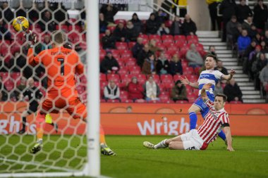 Stoke Bet Şampiyonası maçında Stoke City, Queens Park Rangers 'a karşı Bet365 Stadyumu, Stoke on-Trent, Birleşik Krallık, 14 Şubat 202' de oynanan maçta QPR 'dan Paul Smyth vuruyor.