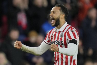 Stoke City 'den Lewis Baker, Stoke City' nin Queens Park Rangers 'a karşı 14 Şubat 202' de oynanan Bet365 Stadyumu 'nda oynanan Sky Bet Şampiyonası maçının ardından taraftarlarıyla kutlama yapıyor.