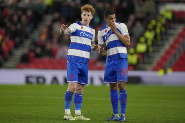 QPR 'dan Jack Colback, Stoke City' nin Queens Park Rangers 'a karşı oynadığı 14 Şubat 202 tarihinde İngiltere' nin Bet365 Stadyumu 'nda oynanan Gökyüzü İddia Şampiyonası karşılaşmasında QPR' dan Reggie Cannon ile konuşuyor.