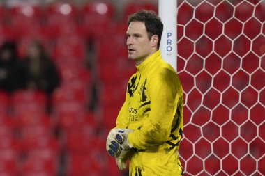 QPR 'dan Asmir Begovi, Stoke City' nin Queens Park Rangers 'a karşı oynadığı 14 Şubat 2024' teki Bet365 Stadyumu 'ndaki Gökyüzü İddia Şampiyonası maçından önce ısınıyor.