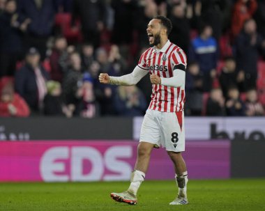 Stoke City 'den Lewis Baker, Stoke City' nin Queens Park Rangers 'a karşı oynadığı 14 Şubat 202 tarihli maç sonrasında taraftarlarıyla 1-0' lık galibiyetini kutluyor.