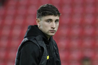 QPR 'dan Joe Hodge, Stoke City' nin Queens Park Rangers 'a karşı oynadığı 14 Şubat 202' de oynanan Bet365 Stadyumu 'ndaki Sky Bet Şampiyonası maçından önce sahada inceleme yapıyor.