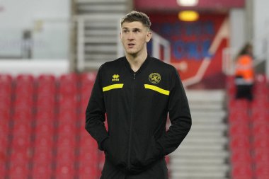 QPR 'dan Jimmy Dunne, Stoke City' nin Queens Park Rangers 'a karşı oynadığı 14 Şubat 202' de oynanan Bet365 Stadyumu 'ndaki Sky Bet Şampiyonası maçından önce sahada inceleme yapıyor.