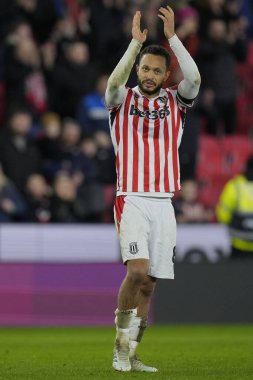 Stoke City 'den Lewis Baker, Stoke City' nin Queens Park Rangers 'a karşı oynadığı 14 Şubat 202 tarihli maç sonrasında taraftarlarıyla 1-0' lık galibiyetini kutluyor.