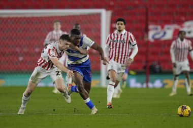 Stoke City 'den Luke McNally, Stoke City, Stoke-on-Trent, Birleşik Krallık' ta oynanan Stoke City - Queens Park Rangers maçında QPR 'dan Sinclair Armstrong ile top için yarışıyor.
