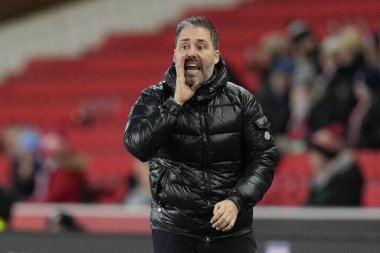 Mart Cifuentes, QPR yöneticisi Stoke City - Queens Park Rangers maçında talimatları haykırıyor Bet365 Stadyumu, Stoke-on-Trent, İngiltere, 14 Şubat 2024