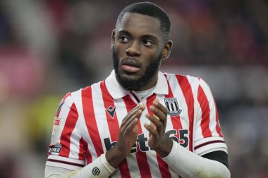 Stoke City 'den Junior Tchamadeu, Stoke City' nin Queens Park Rangers 'a karşı oynadığı 14 Şubat 202' de oynanan maçta taraftarları selamlıyor.