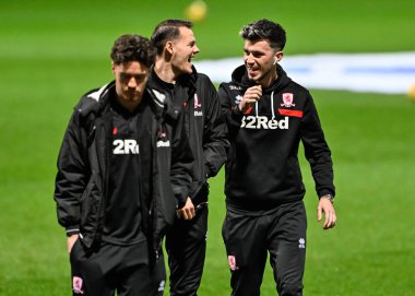 Middlesbrough oyuncuları maç öncesi sahada yaptıkları bir şakayı paylaşıyorlar, 14 Şubat 202, Deepdale, Preston, İngiltere 'de oynanan Sky Bet Şampiyonası maçında Preston North End - Middlesbrough karşılaşmasında