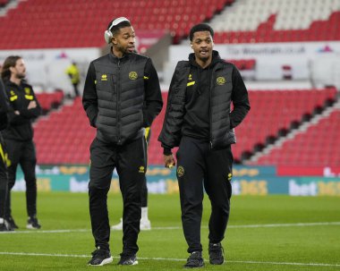 QPR 'dan Elijah Dixon-Bonner, 14 Şubat 202' de Stoke City 'nin Queens Park Rangers' a karşı oynadığı Bet365 Stadyumu, Stoke-on-Trent, Birleşik Krallık 'ta oynanan Gökyüzü İddia Şampiyonası maçından önce sahaya bakan Chris Willock ile konuşuyor.