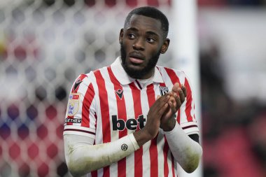Stoke City 'den Junior Tchamadeu, Stoke City' nin Queens Park Rangers 'a karşı oynadığı 14 Şubat 202' de oynanan Sky Bet Şampiyonası maçında taraftarları selamlıyor.