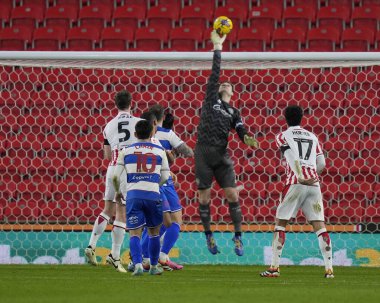 QPR 'dan Asmir Begovi Stoke City' den Michael Rose 'un, Stoke City' nin Queens Park Rangers 'a karşı oynadığı 14 Şubat 2024' te oynanan Bet365 Stadyumu 'nda oynadığı maçta kafasını kurtardı.