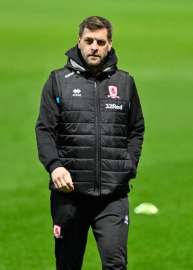 Middlesbrough 'dan Tommy Smith, 14 Şubat 202' de Deepdale, Preston, İngiltere 'de oynanan Sky Bet Şampiyonası maçında sahada inceleme yapıyor.