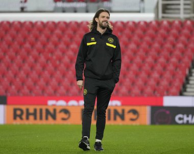 QPR 'dan Lucas Andersen, Stoke City' nin Queens Park Rangers 'a karşı oynadığı 14 Şubat 202 tarihli Gökyüzü İddia Şampiyonası maçından önce sahada inceleme yapıyor.