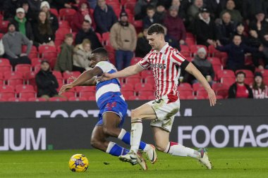 Stoke City 'den Luke McNally, Stoke-on-Trent, İngiltere' de 14 Şubat 202 tarihinde oynanan ve Stoke City 'nin Queens Park Rangers' a karşı oynadığı maçta QPRRRW 'den Sinclair Armstrong ile top için yarışıyor.