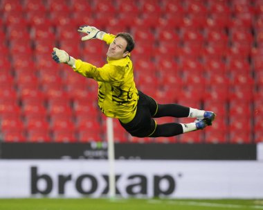 QPR 'dan Asmir Begovi, Stoke City' nin Queens Park Rangers 'a karşı oynadığı 14 Şubat 2024' teki Bet365 Stadyumu 'ndaki Gökyüzü İddia Şampiyonası maçından önce ısınıyor.