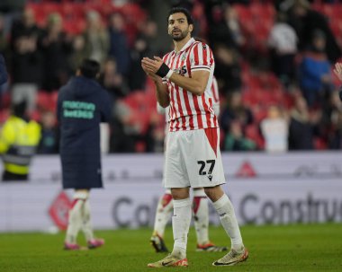 Stoke City 'den Mehdi Lris, Stoke City' nin Queens Park Rangers 'a karşı oynadığı 14 Şubat 2024 tarihli maçtan sonra taraftarları selamlıyor.