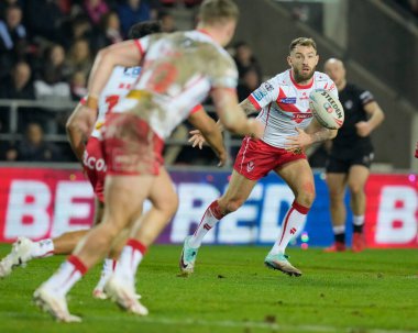 Daryl. St. Helens takımından Clark, 16 Şubat 202 'de St Helens - Londra Broncos maçında pas veriyor.