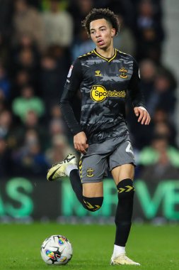 Southampton 'dan Samuel Edozie, 16 Şubat 202' de İngiltere 'nin West Bromwich Albion-Southampton maçında topla birlikte ilerliyor.