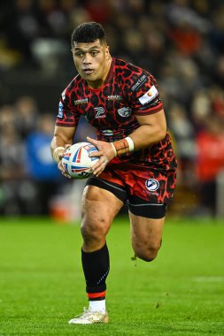 Leigh Leopards takımından John Asiata, 16 Şubat 202 'de Leigh Spor Köyü' nde Leigh Leopards ile Huddersfield Giants arasındaki Süper Lig karşılaşmasında ilk raundu kazandı.
