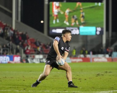 Londra Broncos takımından Oli Leyland, 16 Şubat 202 'de St Helens' e karşı Londra Broncos 'un oynadığı Betfred Süper Lig karşılaşmasında pas veriyor.