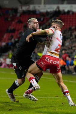 Londra Broncos takımından Hakim Miloudi, Betfred Süper Lig 1. Maçı 'nda St. Helens - Londra Broncos maçında St. Helens, St Helens, İngiltere' de Tommy Makinson ile karşılaştı.