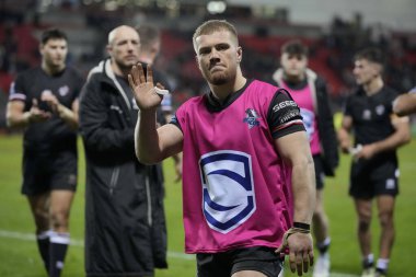 Londra Broncos takımından Sam Davis, 16 Şubat 202 'de St Helens - Londra Broncos maçının ardından taraftarları selamlıyor.