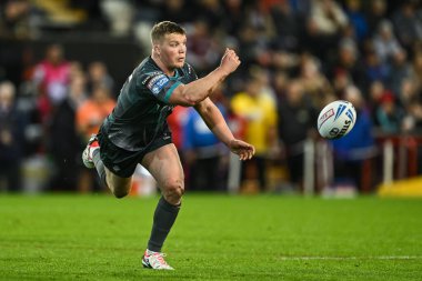 Huddersfield Giants takımından Adam Milner, 16 Şubat 202 'de Leigh Sports Village, Leigh, İngiltere' de Leigh Leopards ile Huddersfield Giants arasındaki Süper Lig karşılaşmasında topu geçiyor.