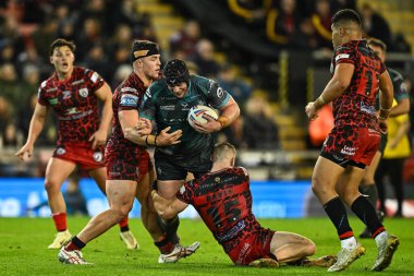 Huddersfield Giants takımının Chris Hill 'i Leigh Leopards' dan Matt Davis ve Leigh Leopards 'dan Kai ODonnell, Leigh Leopards' ın Leigh Sports Village, Leigh, İngiltere 'deki Leigh Sports Village' da Leigh Leopards 'a karşı oynadığı Süper Lig karşılaşmasında yendi.
