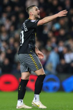 Southampton 'dan Taylor Harwood-Bellis takım arkadaşlarına Sky Bet Şampiyonası' nda West Bromwich Albion, Southampton 'a karşı The Hawthorns, West Bromwich, Birleşik Krallık' ta 16 Şubat 202 'de oynadığı maçta talimat veriyor.