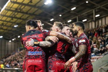 Leigh Leopards takımından Josh Charnley, 16 Şubat 202 'de Leigh Spor Köyü' nde Leigh Leopards ve Huddersfield Giants arasındaki Süper Lig karşılaşmasında denemesini kutluyor.