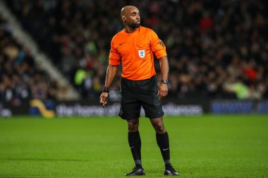 Hakem Samuel Allison Sky Bet Şampiyonası maçı sırasında West Bromwich Albion, Southampton 'a karşı The Hawthorns, West Bromwich, İngiltere, 16 Şubat 202