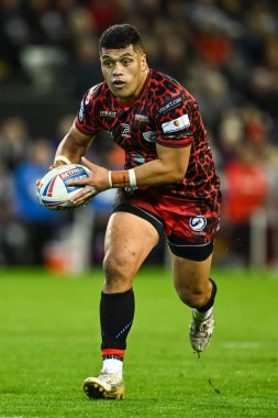 Leigh Leopards takımından John Asiata, 16 Şubat 202 'de Leigh Spor Köyü' nde Leigh Leopards ile Huddersfield Giants arasındaki Süper Lig karşılaşmasında ilk raundu kazandı.