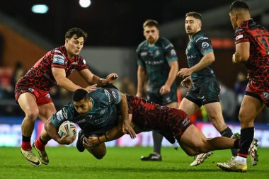 Huddersfield Giants takımından Seb Ikahifo, Leigh Leopards 'ın 16 Şubat 2024' te Leigh Spor Köyü 'nde Leigh Leopards' a karşı oynadığı Süper Lig karşılaşmasında Leigh Leopards 'dan Kai ODonnell tarafından yenildi.