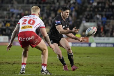 Londra Broncos 'tan Dean Parata, Betfred Süper Lig 1. Maçı' nda pas veriyor. St Helens, Londra Broncos 'a karşı.