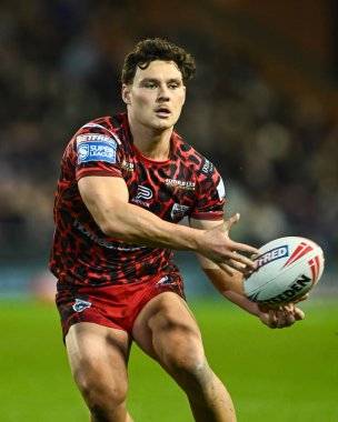 Leigh Leoparları 'ndan Lachlan Lam, Leigh Spor Köyü, Leigh, İngiltere' de Leigh Leigh Leigh Leopards 'a karşı oynanan Süper Lig 1. Raundda topu geçiyor.