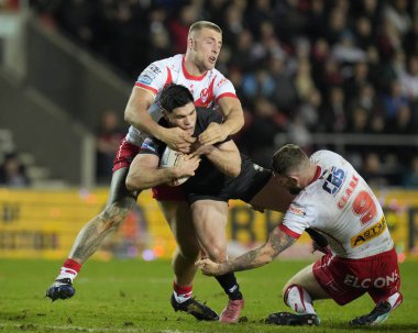 St. Helens 'ten Jake Wingfield, Londra Broncos dekanı Dean Parata ile oynadığı Betfred Süper Lig 1. Raundunda St Helens - Londra Broncos maçında, St Helens - Wicked Stadyumu, St Helens, Birleşik Krallık, 16 Şubat 202