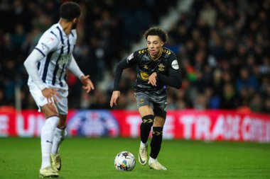 Southampton 'dan Samuel Edozie, 16 Şubat 202' de İngiltere 'nin West Bromwich Albion-Southampton maçında topla birlikte ilerliyor.