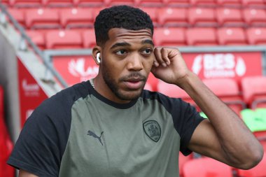 Barnsley 'den Donovan Pines, 17 Şubat 202' de İngiltere 'nin Highbury Stadyumu' nda Fleetwood Town ile Barnsley arasındaki Sky Bet 1 maçı sırasında geldi.