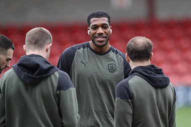 Barnsley 'den Donovan Pines, 17 Şubat 202' de İngiltere 'nin Highbury Stadyumu' nda Fleetwood Town ile Barnsley arasındaki Sky Bet 1 maçı sırasında geldi.