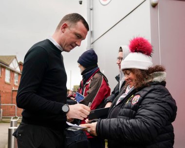 Neill Collins, Barnsley 'in menajeri, 17 Şubat 202' de İngiltere 'deki Highbury Stadyumu' nda Fleetwood Town ile Barnsley arasındaki Sky Bet 1 maçından önce stadyuma gelen bir taraftar için imza verir.
