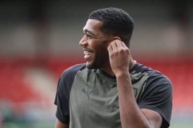 Barnsley 'den Donovan Pines, 17 Şubat 202' de İngiltere 'nin Highbury Stadyumu' nda Fleetwood Town ile Barnsley arasındaki Sky Bet 1 maçı sırasında geldi.