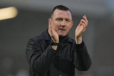 Barnsley teknik direktörü Neill Collins, 17 Şubat 202 'de İngiltere' nin Highbury Stadyumu 'nda Fleetwood Town ile Barnsley maçının ardından taraftarları selamlıyor.