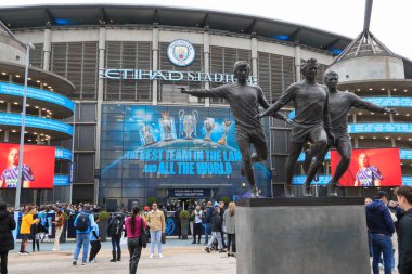 taraftarlar Premier Lig karşılaşması öncesinde stadyumun önünde toplanmaya başladılar Manchester City Chelsea 'ye karşı Etihad Stadyumu, Manchester, İngiltere, 17 Şubat 202