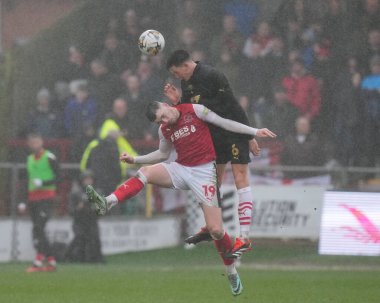 Barnsley 'li Mal de Gevigney, Fleetwood Stadyumu, Fleetwood, Birleşik Krallık' ta 17 Şubat 2024 'te Fleetwood Town' a karşı Fleetwood Town - Barnsley maçında Fleetwood Town 'dan Ryan Graydon ile kafa kafaya yarışır.