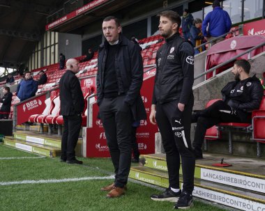 Neill Collins, Barnsley 'in menajeri, 17 Şubat 202' de İngiltere 'deki Highbury Stadyumu' nda Fleetwood Town ile Barnsley arasındaki Sky Bet 1 maçından önce oyuncularının ısınmasını izliyor.