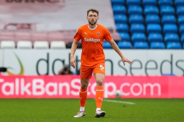 Blackpool takımından Matthew Pennington 17 Şubat 202 'de İngiltere' de Weston Homes Stadyumu 'nda oynanan 1.