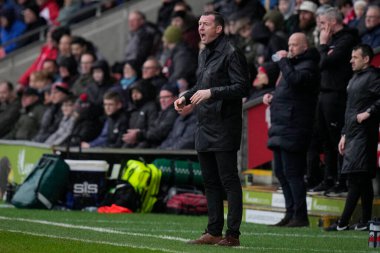Barnsley teknik direktörü Neill Collins, 17 Şubat 202 'de İngiltere' nin Highbury Stadyumu 'nda Fleetwood Town ile Barnsley maçında talimatları haykırıyor.