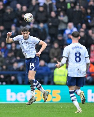 Preston North End 'den Jordan Storey, 17 Şubat 202' de İngiltere 'nin Deepdale kentinde oynanan Gökyüzü İddia Şampiyonası maçında, Preston North End ve Blackburn Rovers maçında topu açık farkla önde götürüyor.